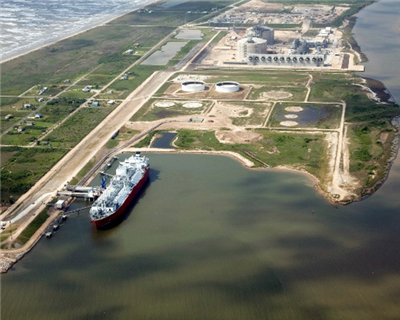 Texas Freeport LNG closes project financing on first two liquefaction trains